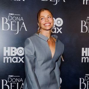 Grazi Massafera escolheu um vestido-blazer com corte invertido