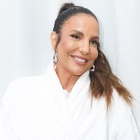 Ivete Sangalo adere à K-Beauty: cantora inicia protocolo com tecnologia coreana para melhorar da flacidez da pele do rosto