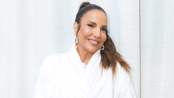 Ivete Sangalo adere à K-Beauty: cantora inicia protocolo com tecnologia coreana para melhorar da flacidez da pele do rosto