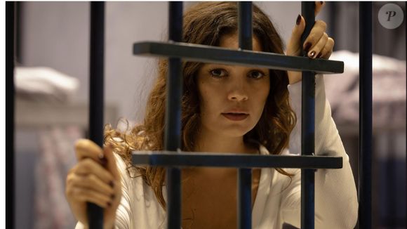 Gerluce (Sophie Charlotte) ouve desaforo de Arminda na prisão