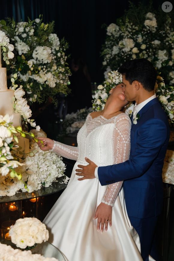 Vestido de noiva da filha de Tom Cavalcante, Maria Cavalcante aliou o clássico e o sofisticado