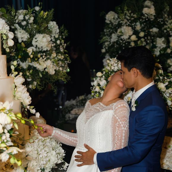 Vestido de noiva da filha de Tom Cavalcante, Maria Cavalcante aliou o clássico e o sofisticado