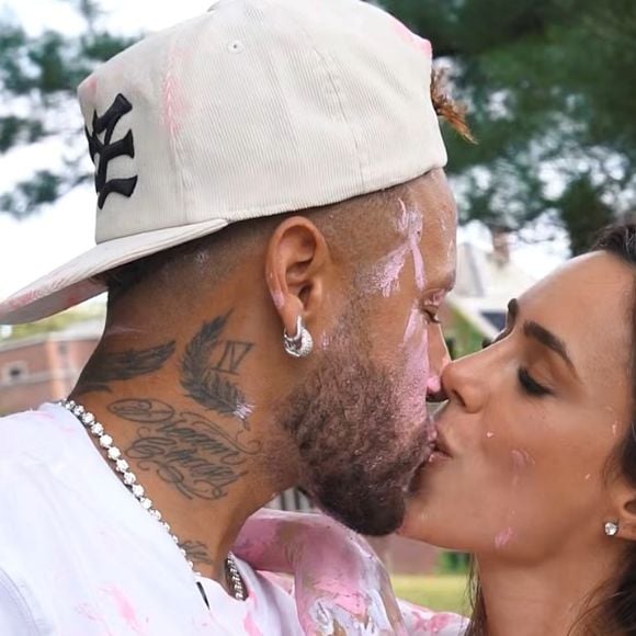 Dias após anunciar a terceira gravidez com Neymar, Bruna Biancardi chamou atenção nas redes sociais ao aparecer matando a vontade de comer pizza. O registro foi feito pela amiga Bianca Coimbra, que compartilhou a cena descontraída diretamente de um jatinho particular rumo à mansão do jogador em Miami