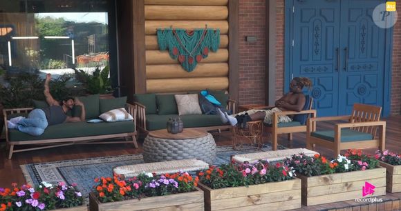 'A Fazenda 17': após beijo em Michelle Barros, Shia Phoenix tomou importante decisão. 'Agora, só vou fazer comida quando eu quiser, se a Michelle quiser comer'