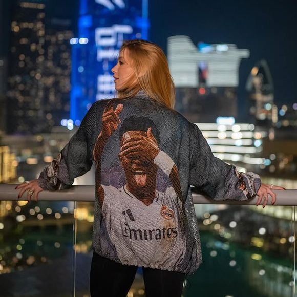 Virgínia costuma usar looks com a foto de Vini Jr.