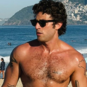Galã de 'Quem Ama Cuida', Chay Suede exibe corpão pós-treino aos 33 anos; personal revela segredo do físico