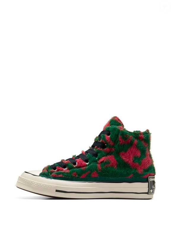 Enquanto muitos apostam em modelos discretos, a Converse resolveu ousar. O resultado é um tênis verde e rosa escuro com textura que lembra pelos e que se tornou um verdadeiro protagonista dos meus looks de inverno