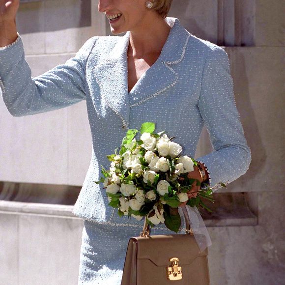 Longe de se limitar aos códigos rígidos da realeza, a então Princesa de Gales subvertia protocolos e introduzia elementos extremamente modernos, consolidando sua imagem como criadora de tendências.