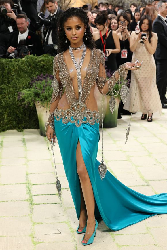 Dessa ‘Water’ eu beberia! Tyla chega ao Met Gala 2026 de Valentino com um busto todo em joias prateadas em efeito cascata e uma cauda de cetim verde-água que escorre pelo corpo