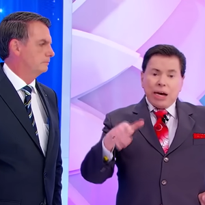 Silvio Santos e Jair Bolsonaro divergiram sobre a política de armamento da população durante uma entrevista no SBT, em 2019. Enquanto o então presidente citou os Estados Unidos para defender sua posição, o dono do Baú demonstrou preocupação com as consequências da medida para a segurança no Brasil