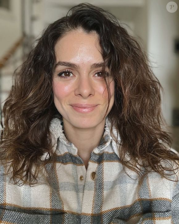 A atriz Özge Özpirinçci interpreta "Zeynep" na novela turca "Novamente Apaixonados"