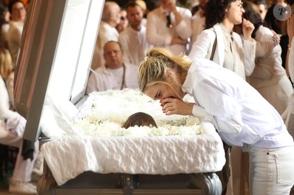Velório de Preta Gil: Carolina Dieckmmann se despediu da amiga durante cerimônia no Theatro Municipal