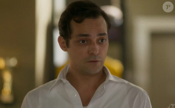 Em 'Garota do Momento', Alfredo (Eduardo Sterblitch) contrata Topete como seu assistente de produção.