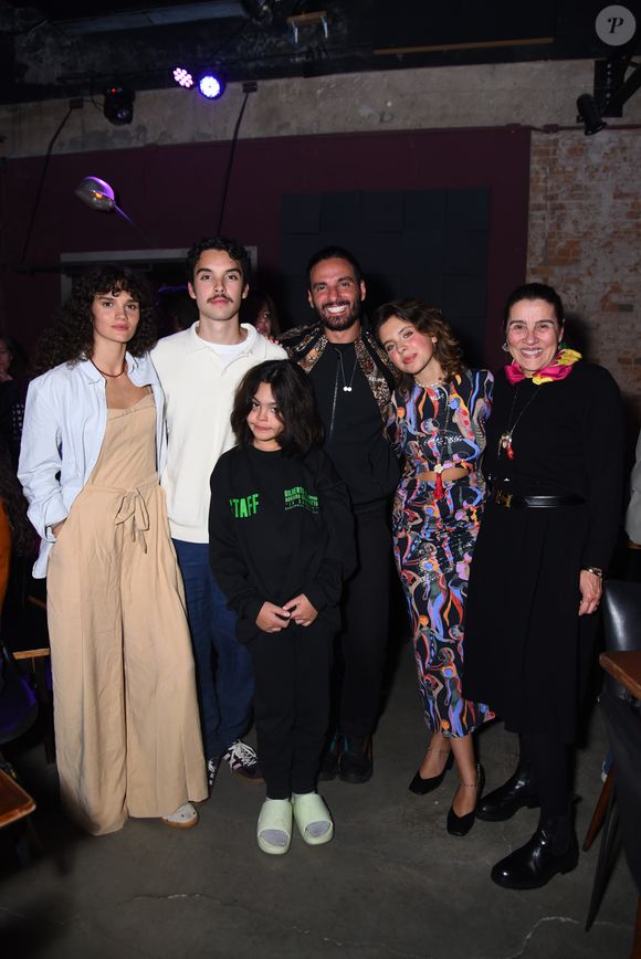 Filha de Bela Gil, Flor Gil recebeu a namorada, Nikita Chikita, e parte da família após show em agosto de 2025