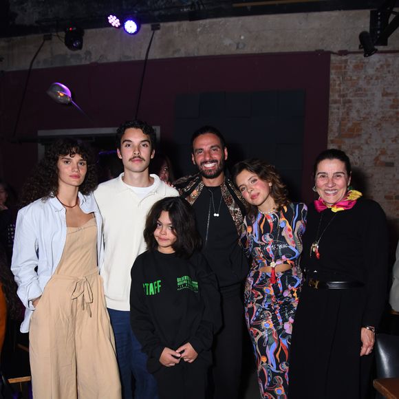 Filha de Bela Gil, Flor Gil recebeu a namorada, Nikita Chikita, e parte da família após show em agosto de 2025