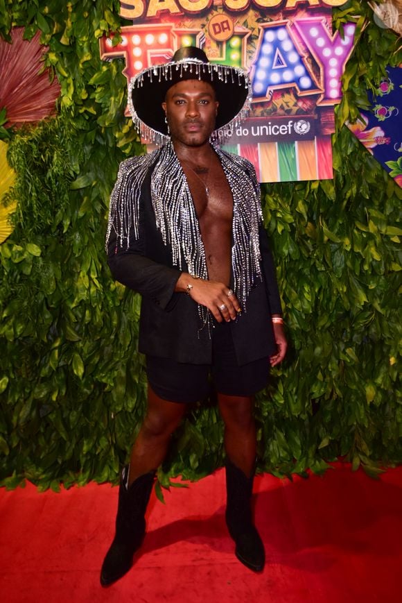 Para ele, exibir o corpo na avenida é mais do que estética: é um ato político. "O carnaval tem essa licença dos corpos nus. Isso é poesia, não é pornografia", destacou.