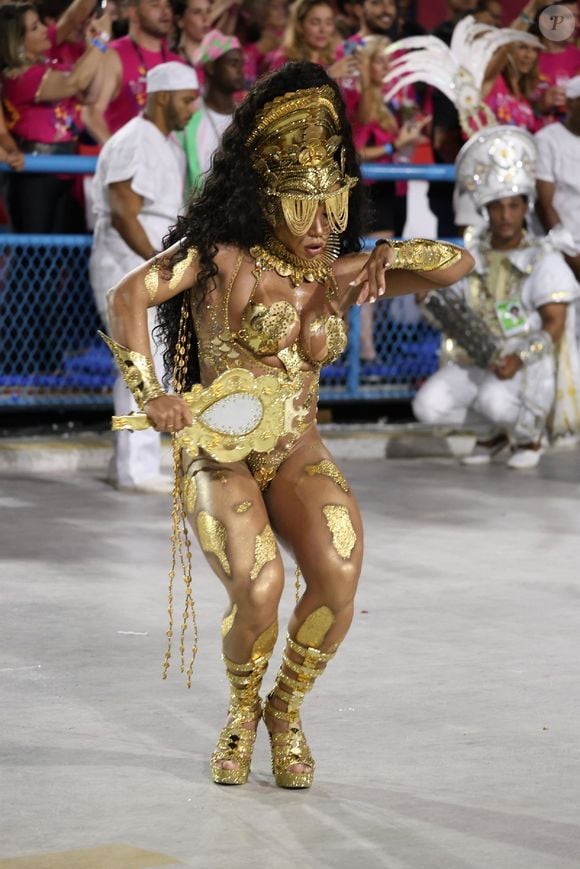 Evelyn Bastos em foto no desfile de carnaval da Mangueira em 2023: fantasia dourada representou Oxum