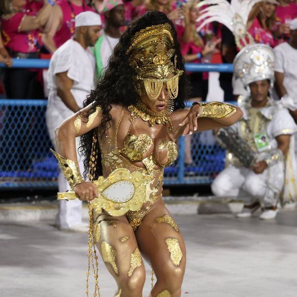 Evelyn Bastos em foto no desfile de carnaval da Mangueira em 2023: fantasia dourada representou Oxum