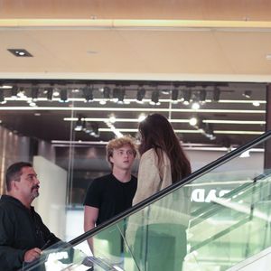 Benício Huck e a nova namorada estavam na companhia de um homem, cuja identidade não foi revelada