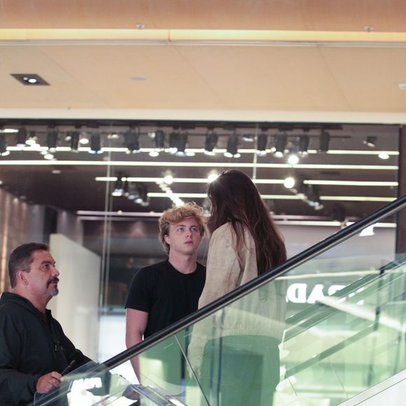 Benício Huck e a nova namorada estavam na companhia de um homem, cuja identidade não foi revelada