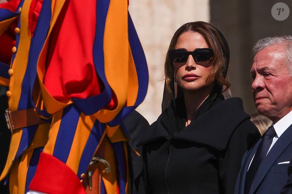 Rania, Rainha da Jordânia, escolheu uma marca artesanal francesa para compor look com bolsa
