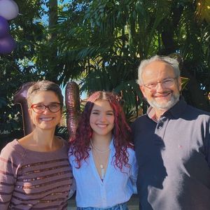 A jovem aproveitou a data para assumir publicamente seu relacionamento com a atriz norte-americana Karlie Jo Dickinson.