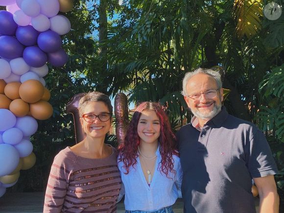 A jovem aproveitou a data para assumir publicamente seu relacionamento com a atriz norte-americana Karlie Jo Dickinson.