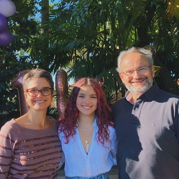 A jovem aproveitou a data para assumir publicamente seu relacionamento com a atriz norte-americana Karlie Jo Dickinson.