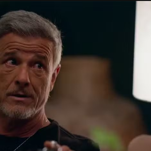 Jaques (Marcello Novaes) tenta colher DNA de Sofia (Elis Cabral) para saber se ela é filha de Vanderson (Armando Babaioff)