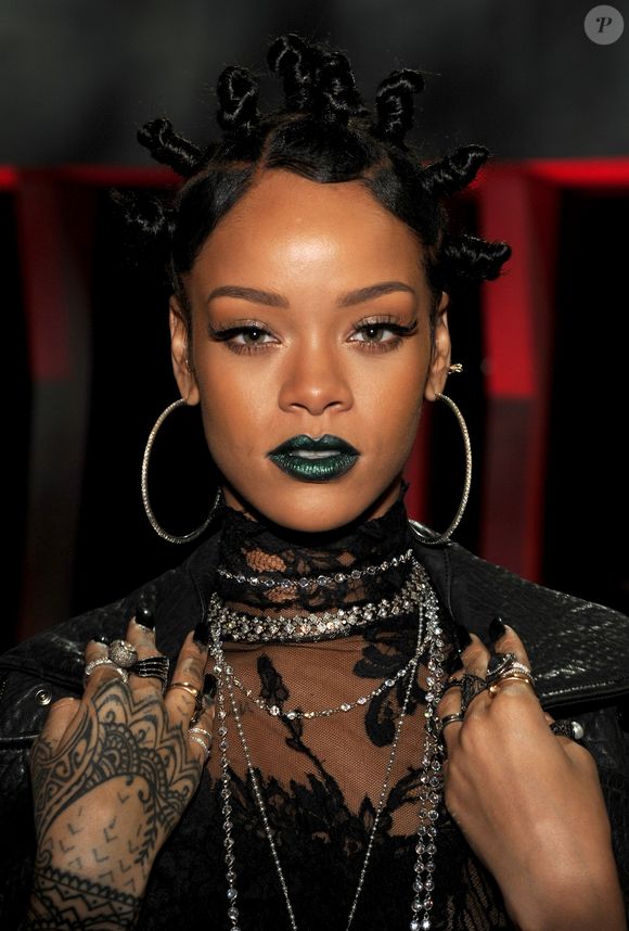 Rihanna exibe penteado com space buns