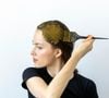 A especialista recomenda ir ao salão e pedir que a coloração seja aplicada somente nos pontos onde estão os fios brancos, para disfarçá-los e fazer com que voltem a se integrar ao restante do cabelo