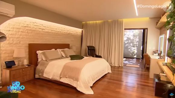 Casa de Viih Tube e Eliezer mescla vidro e madeira nos ambientes