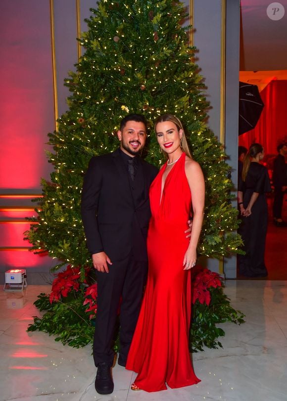 Vestido vermelho usado por Fernanda Keulla tinha decote poderoso