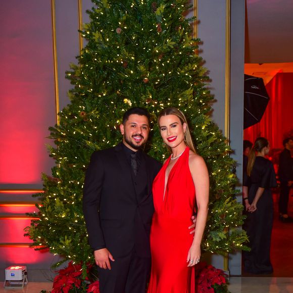 Vestido vermelho usado por Fernanda Keulla tinha decote poderoso