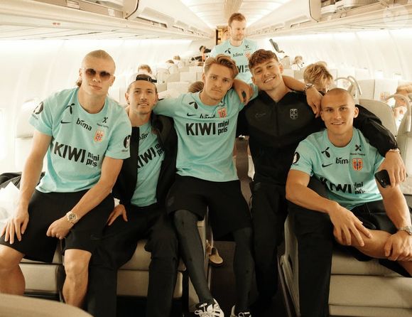 Time da Noruega em foto durante voo para os EUA antes do início da disputa da Copa 2026