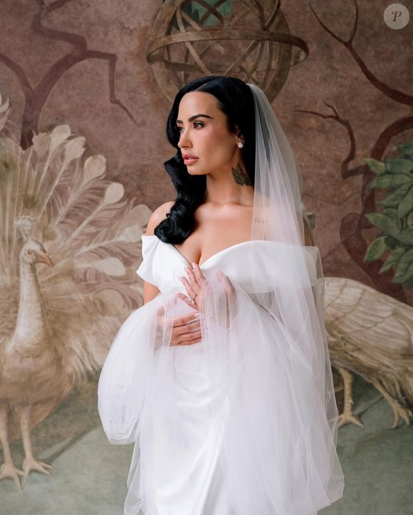 Trabalhando com a estilista Jill Jacobs, a marca ajustou alguns dos drapeados ao redor do busto e da cintura, inspirada em estátuas gregas antigas e mulheres do século XVIII.