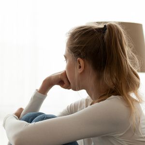 Síndrome do impostor: estamos tão imersos em nossas mentiras e em nosso eu fictício, que tomamos atitudes já programadas pelo cérebro, até mesmo sem pensar nas consequências.