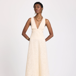 O Vestido Talia Feminino, da Le Lis, custa R$ 512,00 e aposta em uma estética romântica com laise, detalhes vazados, decote em 'V' e saia de caimento fluido