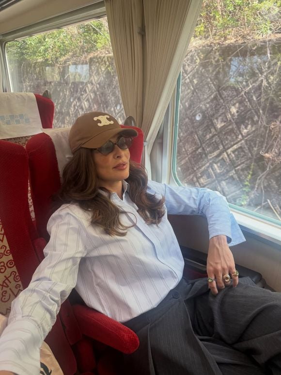 Juliana Paes processa a Emirates Airline por voo com atrasos e poltrona sem reclinação