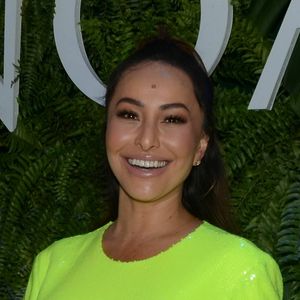 Look vibrante: Sabrina Sato aposta no verde-limão e remete ao tom ‘Explosão de Limão’ do icônico Vans Old Skool, reforçando a força da tendência nostálgica