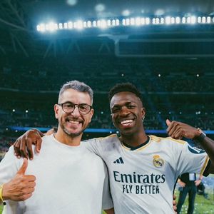 Por trás da excelente fase de Vini Jr. está Thiago Lobo, fisioterapeuta formado pela Unisanta que acompanha o atacante desde 2019 e se tornou peça fundamental na preparação do astro brasileiro. Confira essa trajetória