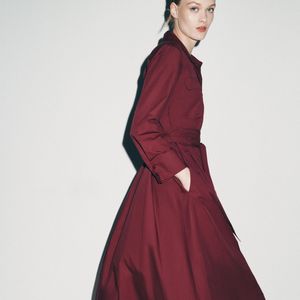 Entre os vestidos que prometem dominar o inverno, este modelo em tom borgonha conquistou nosso radar fashion