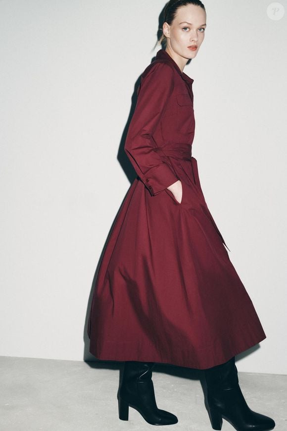 Entre os vestidos que prometem dominar o inverno, este modelo em tom borgonha conquistou nosso radar fashion