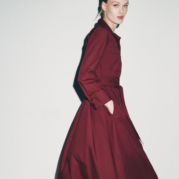 Entre os vestidos que prometem dominar o inverno, este modelo em tom borgonha conquistou nosso radar fashion