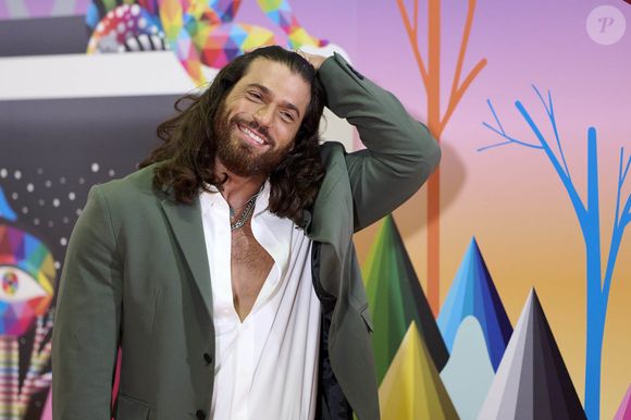 Can Yaman surpreende no BBB! O astro turco arrisca português e conquista ainda mais fãs brasileiros.