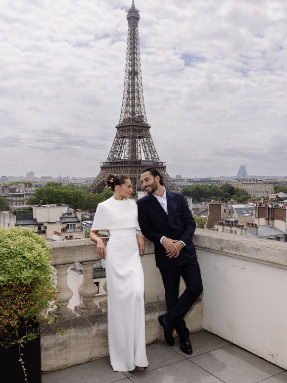 Lembra dela? Conhecida como a 'menina mais bonita do mundo', Thylane Blondeau se casou com Ben Attal, neto de Jane Birkin, e encantou a web com um vestido de noiva minimalista. Veja as fotos!