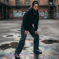 Os novos New Balance na cor 'mancha de óleo' iridescente substituem os tênis básicos, entregando o brilho holográfico chique que vicia o olhar e rouba a cena