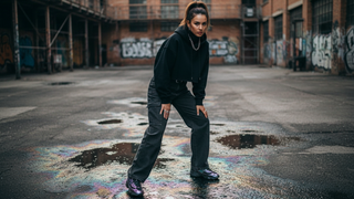 Os novos New Balance na cor 'mancha de óleo' iridescente substituem os tênis básicos, entregando o brilho holográfico chique que vicia o olhar e rouba a cena