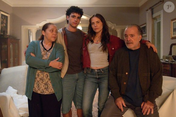 João Victor Gonçalves, de 24 anos, acumula uma quinzena no teatro. A estreia em uma novela das nove representa a realização de um sonho construído com paciência e dedicação.