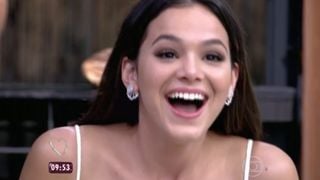 O que significa rir após uma situação tensa, segundo a psicologia?